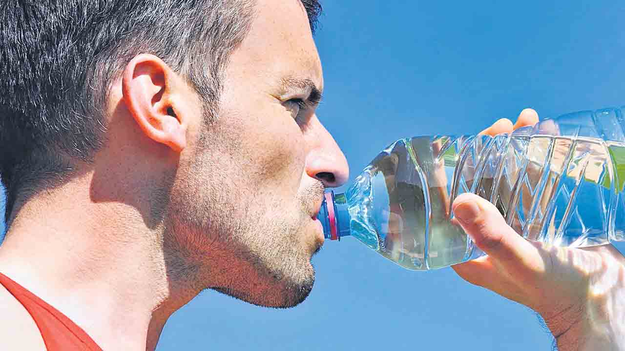 Plastic bottle | ప్లాస్టిక్‌ బాటిల్‌ నీళ్లు తాగితే రక్తపోటు.. డాన్యూబ్‌ యూనివర్సిటీ పరిశోధనలో వెల్లడి..!