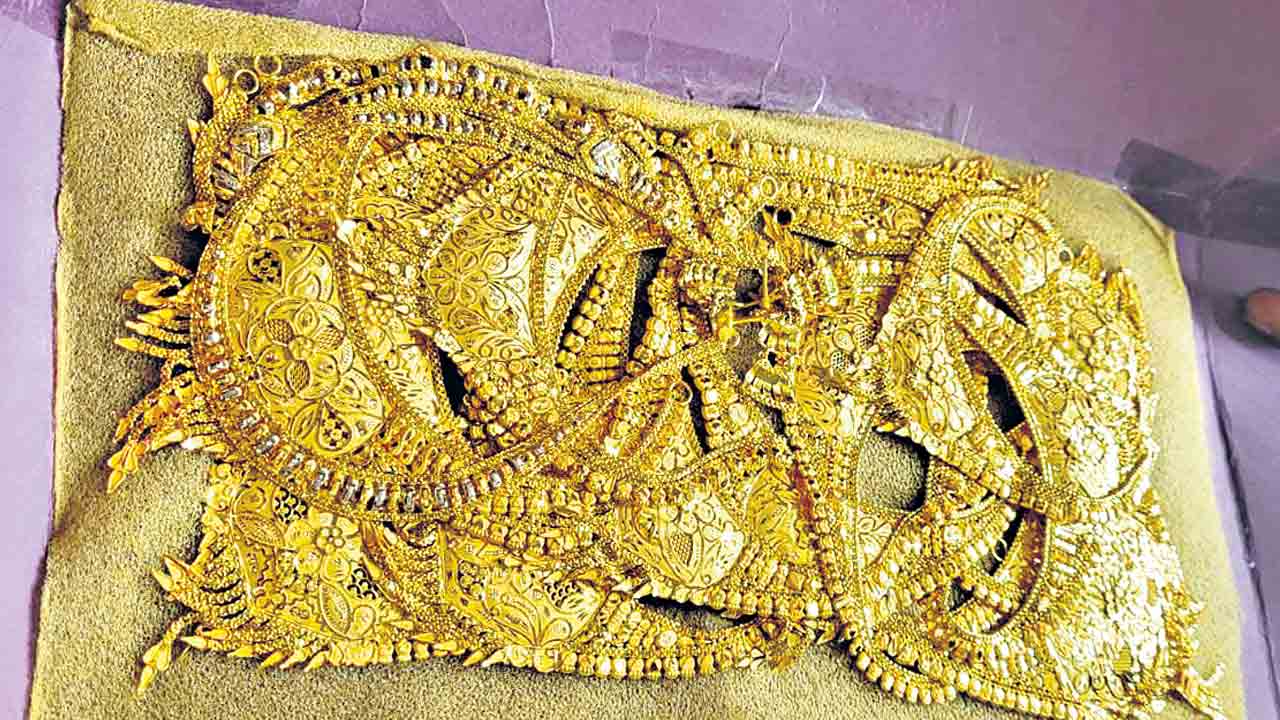 అక్రమంగా తరలిస్తున్న బంగారం పట్టివేత