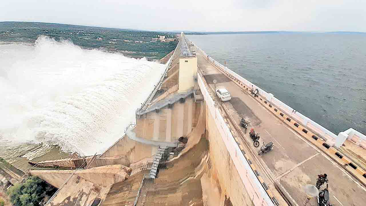 కృష్ణమ్మ పరవళ్లు