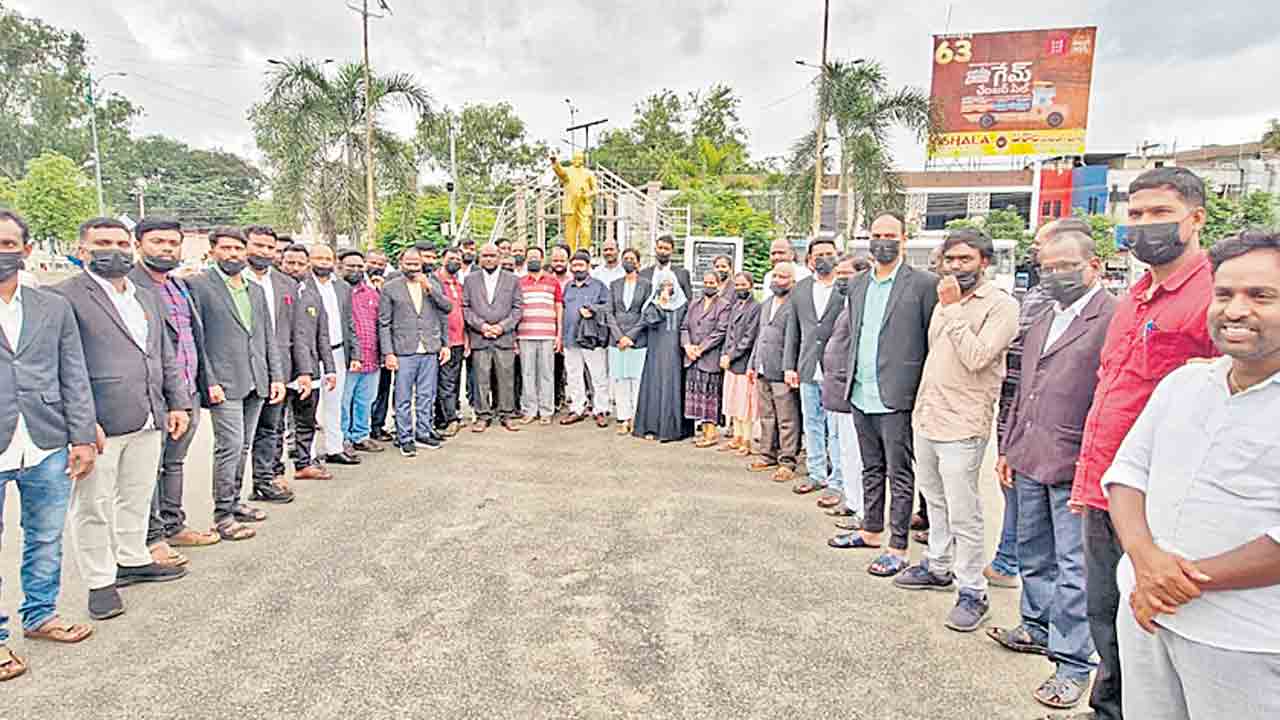 విధులు బహిష్కరించిన న్యాయవాదులు