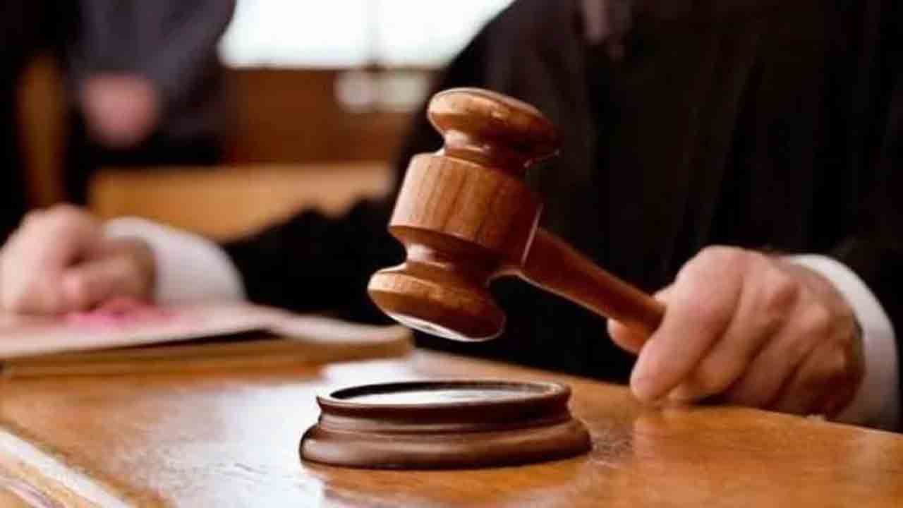 ఫిరాయింపు ఎమ్మెల్యేల కేసులో తీర్పు వాయిదా