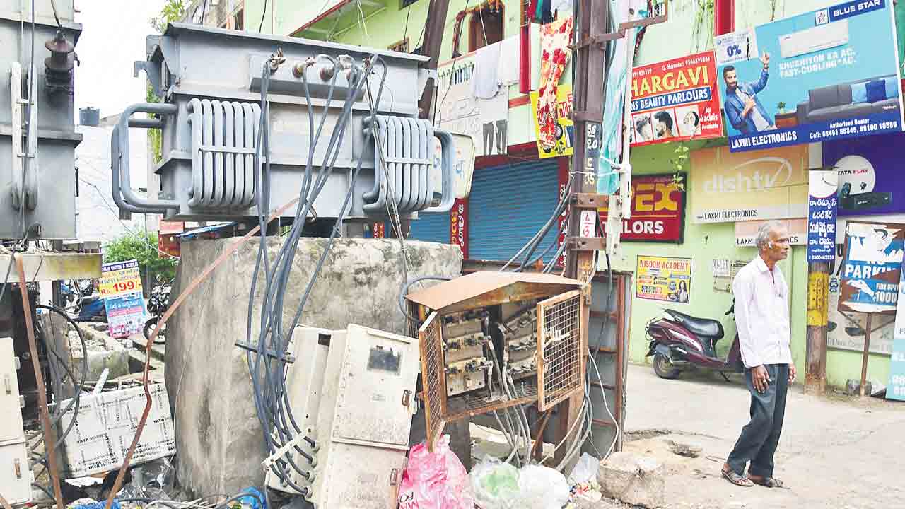 కంచెలేని ట్రాన్స్‌ఫార్మర్‌.. యమ డేంజర్‌