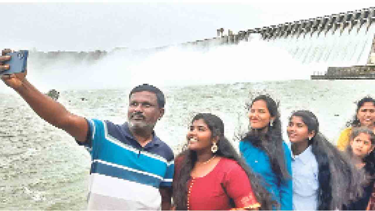 పరవళ్లు తొక్కుతున్న కృష్ణమ్మ