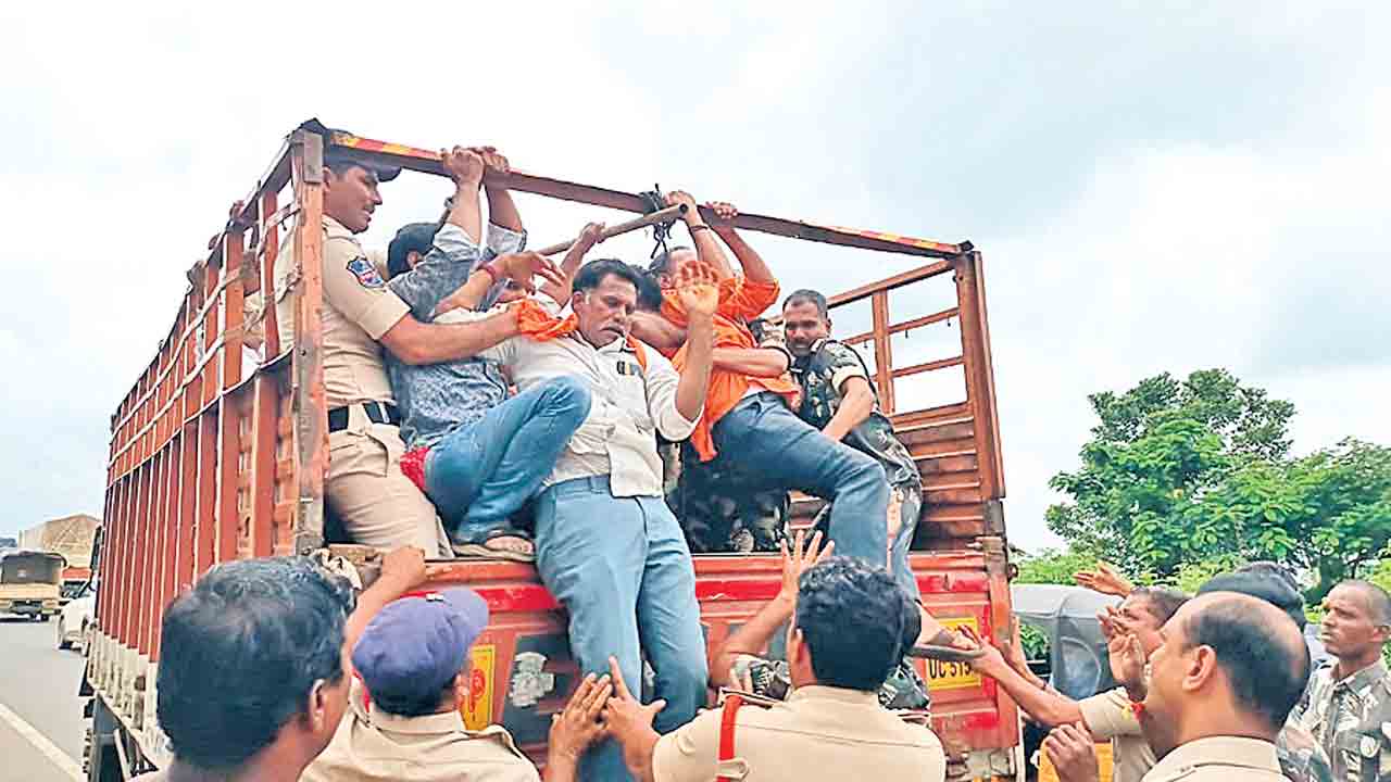 ట్రిపుల్‌ ఆర్‌కు భూములివ్వం