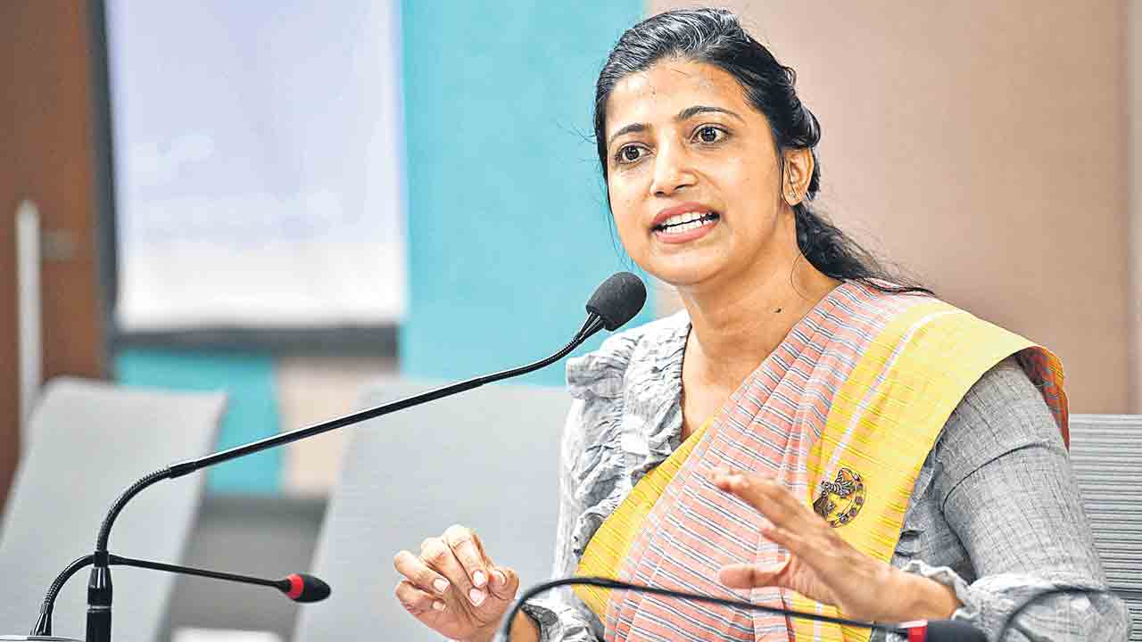 Amrapali | మా ఇంట్ల చెత్తనే తీసుకుపోతలేరు.. మేమూ ఇబ్బందులు పడుతున్నం: జీహెచ్‌ఎంసీ కమిషనర్‌