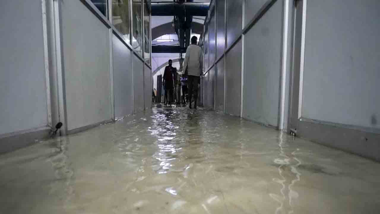 Uttar Pradesh | యూపీ అసెంబ్లీ భవనంలోకి వర్షపు నీరు