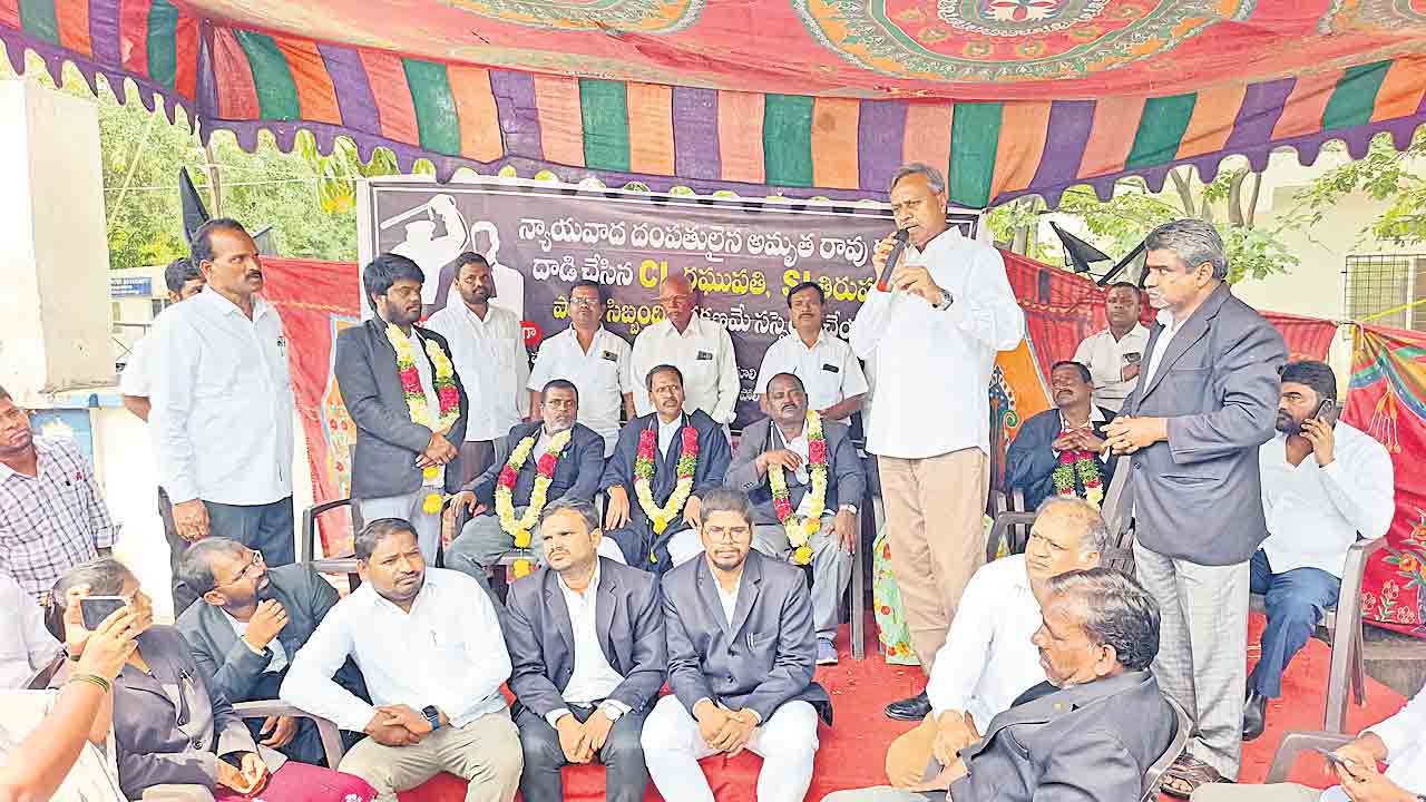 లాయర్లను కొట్టిన పోలీసులను డిస్మిస్‌ చేయాలి