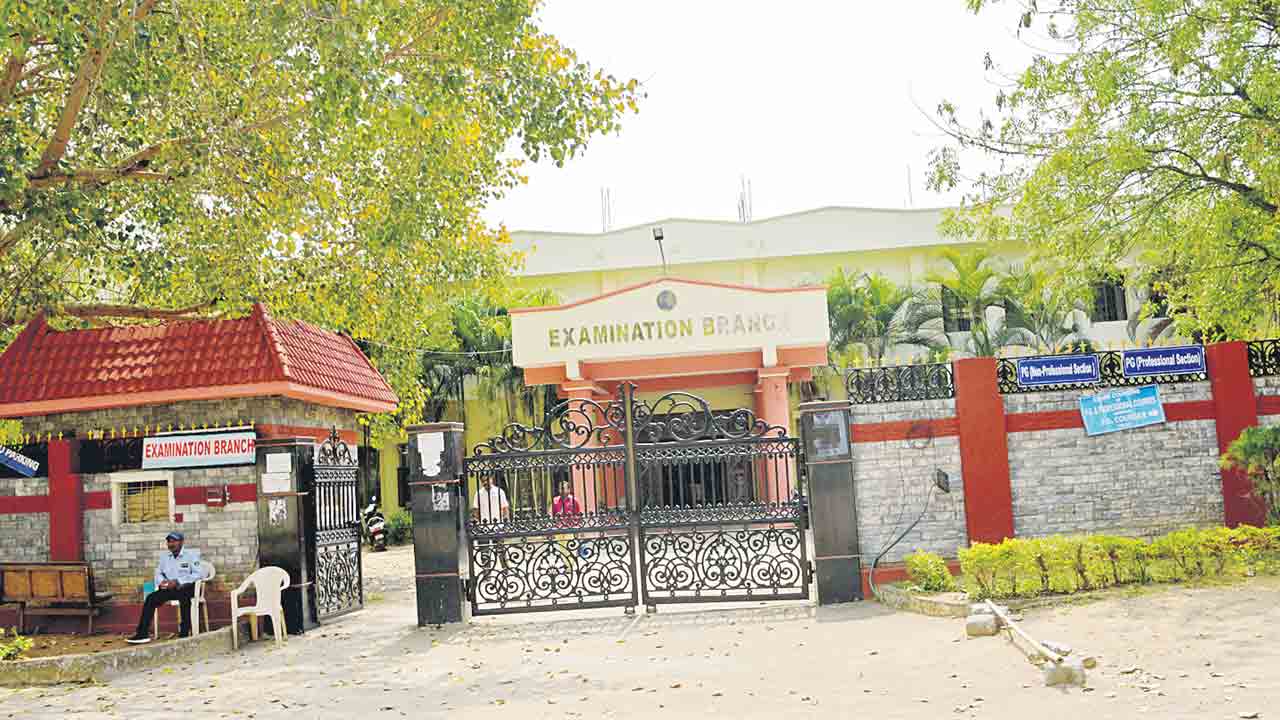 Kakatiya University | సర్టిఫికెట్స్లో బీకాం కంప్యూటర్స్కు బదులు బీకాం.. కేయూ ఎగ్జామినేషన్ అధికారుల తప్పిదం