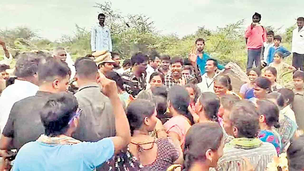 మంత్రి ఉత్తమ్ కాన్వాయ్ అడ్డగింత
