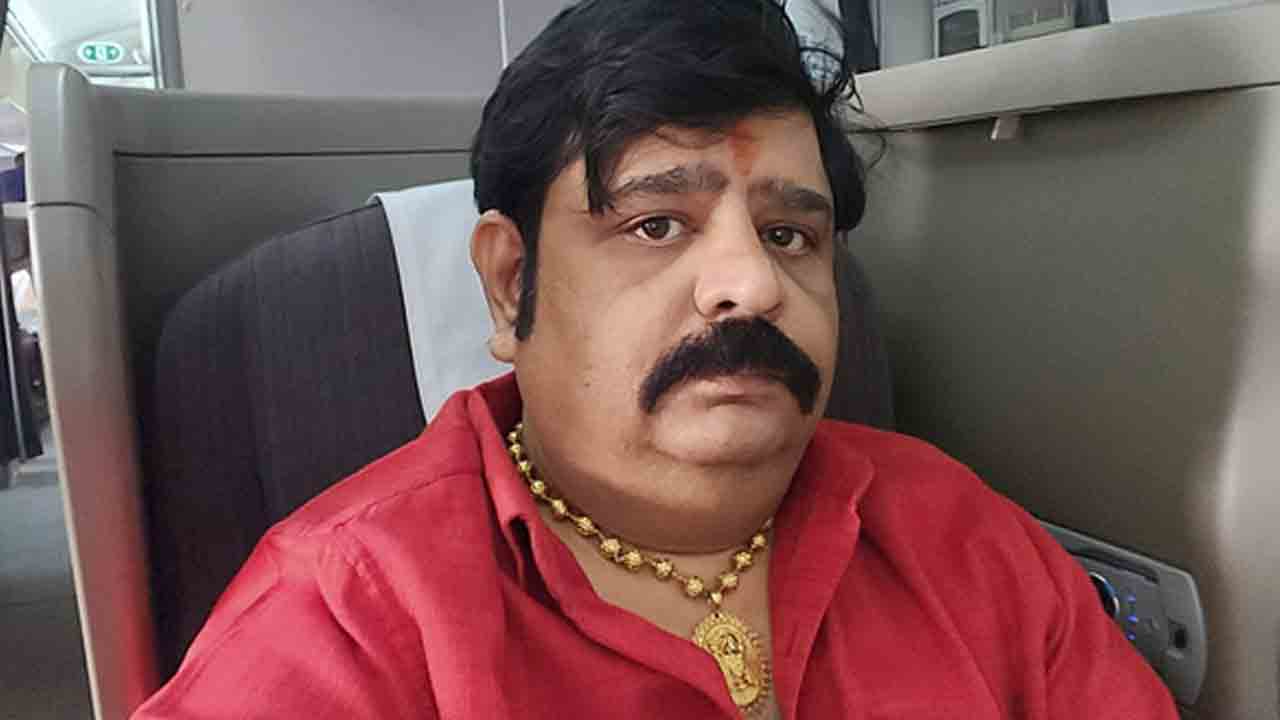 వేణుస్వామికి మహిళా కమిషన్‌ సమన్లు