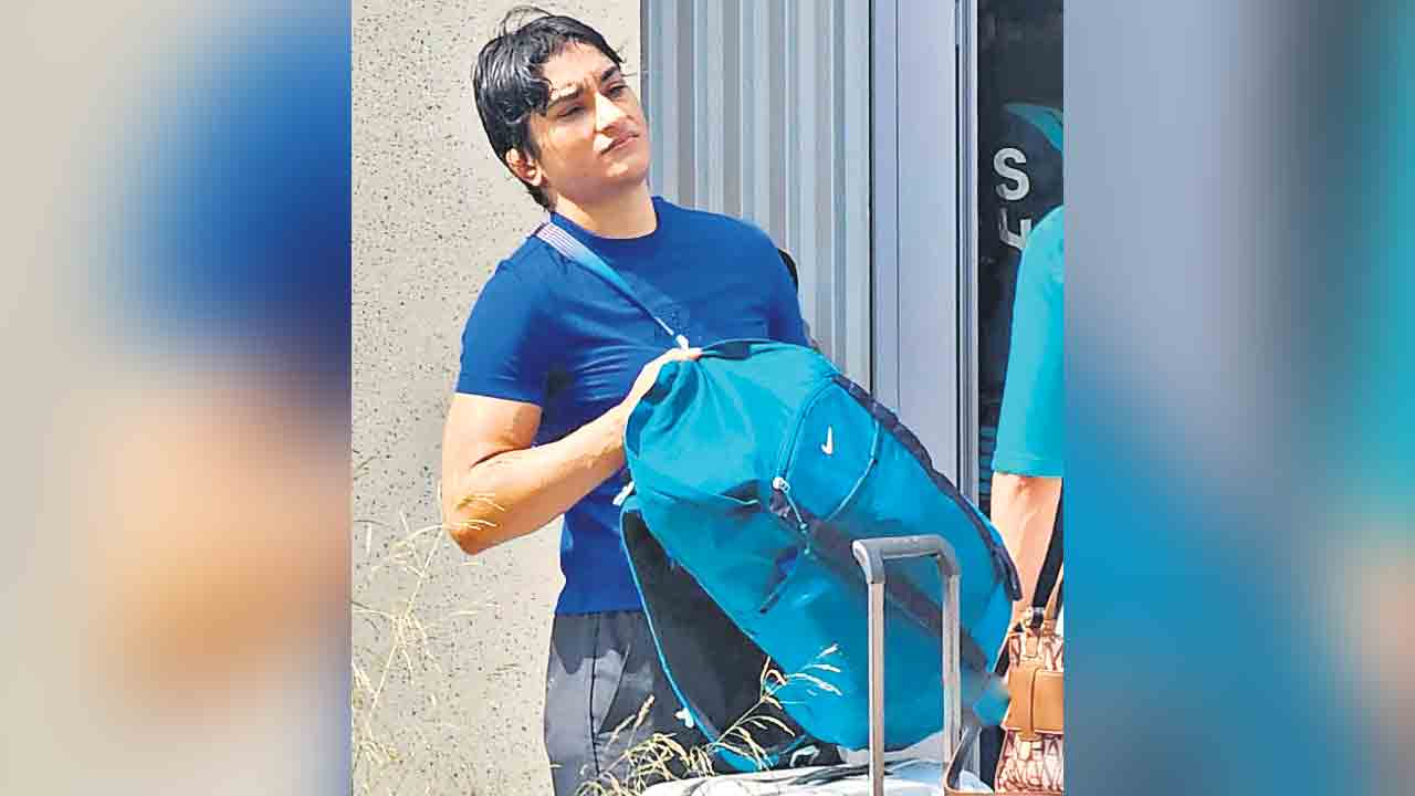 వినేశ్‌ తీర్పు వాయిదా