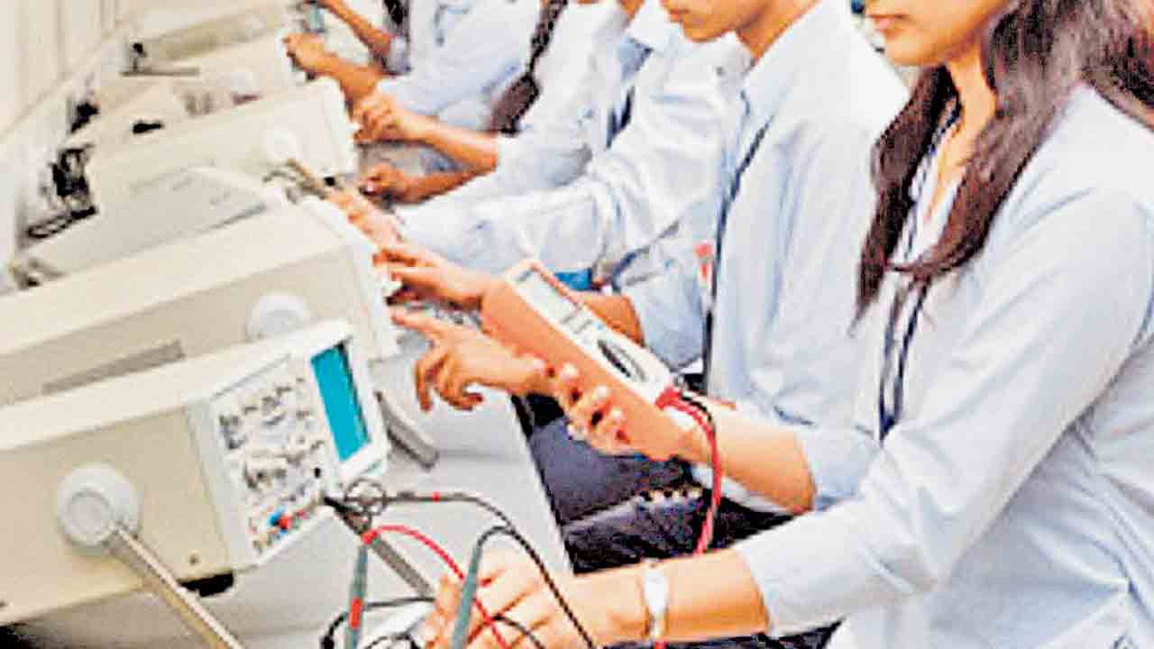 బీటెక్‌ మేనేజ్‌మెంట్‌ సీట్లకు రెక్కలు