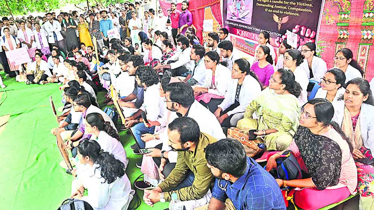 విధులు బహిష్కరించి జూడాల నిరసన