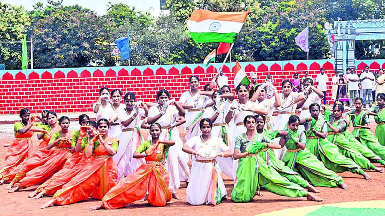 మురిసిన మువ్వన్నెలు