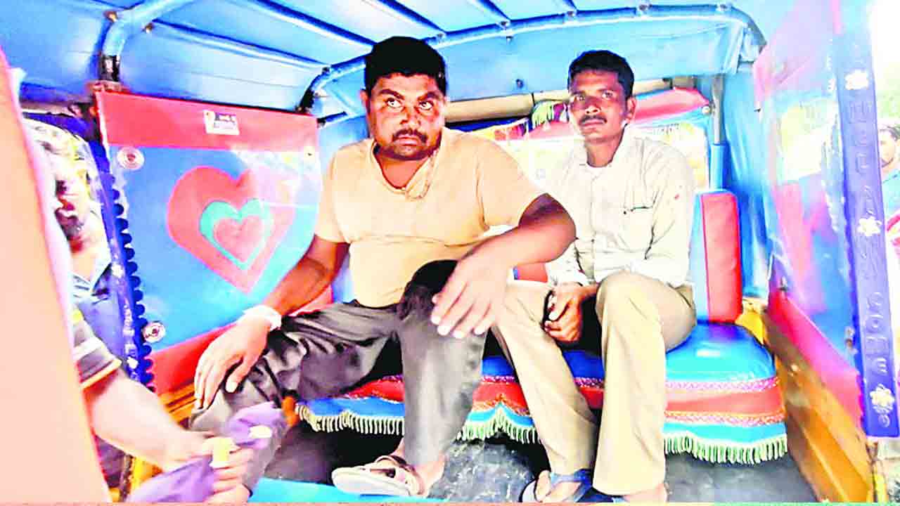 అసలు చూపి.. నకిలీ ఇచ్చి..