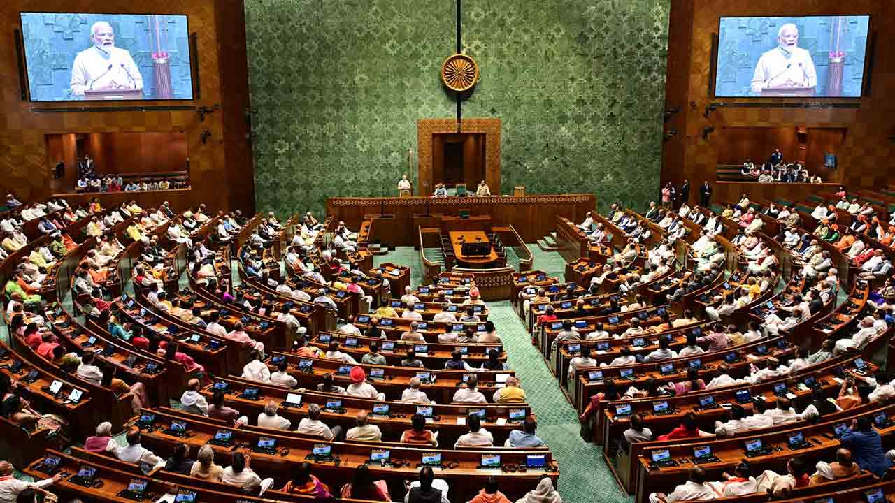 Parliament | బయటపడ్డ భద్రతా లోపం.. గోడ ఎక్కి పార్లమెంట్‌లోకి ప్రవేశించిన యువకుడు