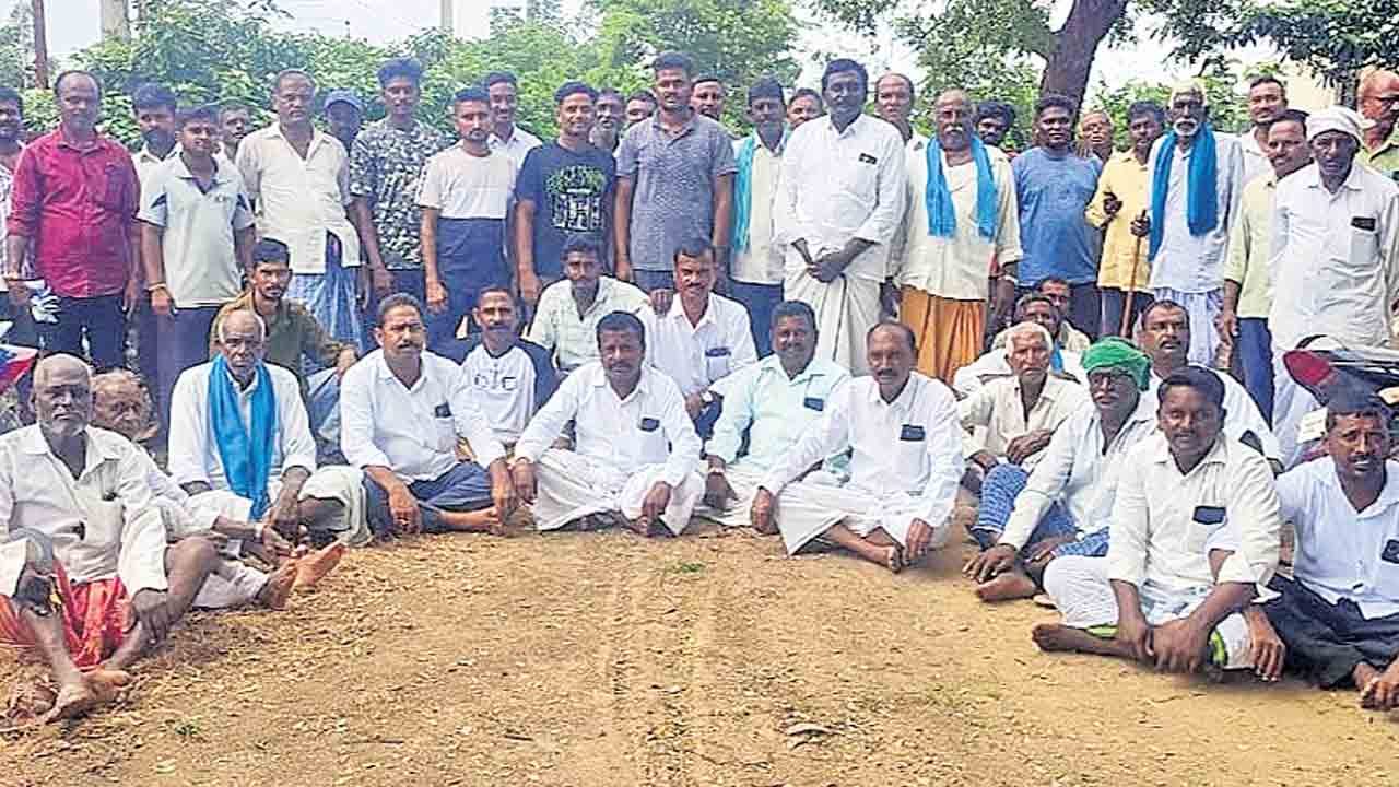 లోవోల్టేజీ సమస్యపై రైతుల నిరసన