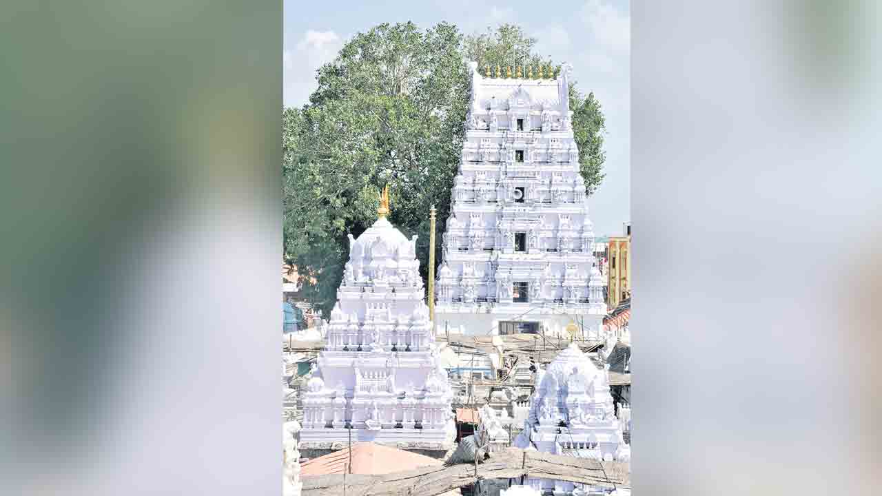 అయినవారికి అందలం.. కానివారికి శఠగోపం!