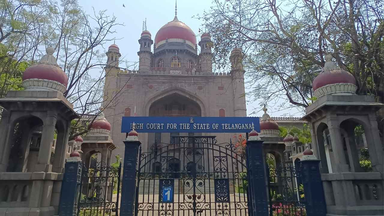 న్యాయవాది సంతోష్‌ అరెస్టుపై సుమోటోగా హైకోర్టు విచారణ