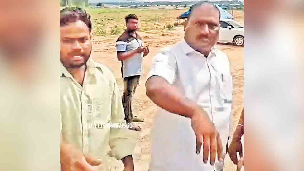 సీతక్క అనుచరుడి ఇసుక దందా