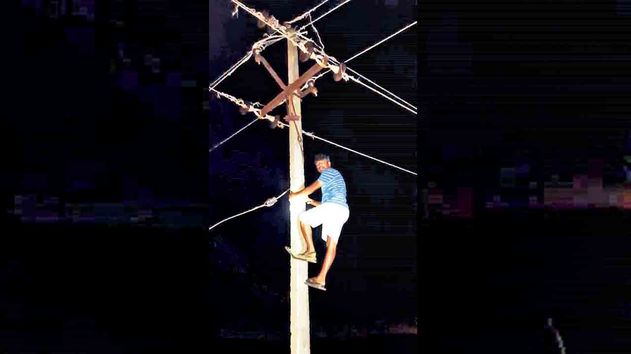 స్తంభం ఎక్కి.. జంపర్‌ వేసి