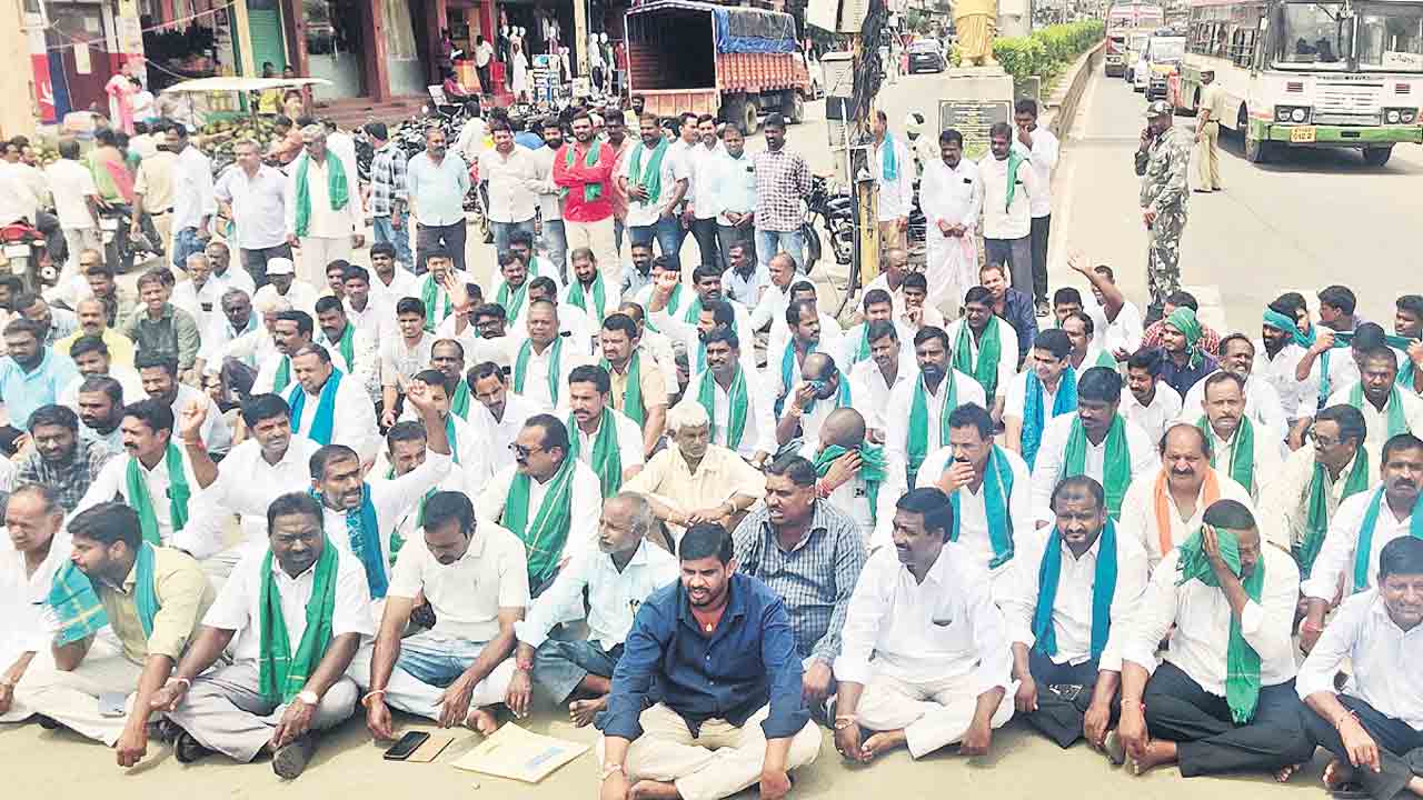 రోడ్డెక్కిన రైతన్న సర్కారు ధోఖాపై రణం