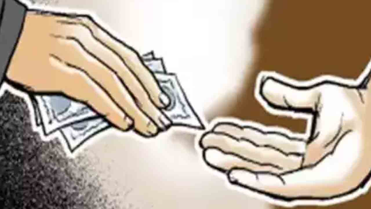 కాంట్రాక్టర్ నుంచి 15 వేలు లంచం