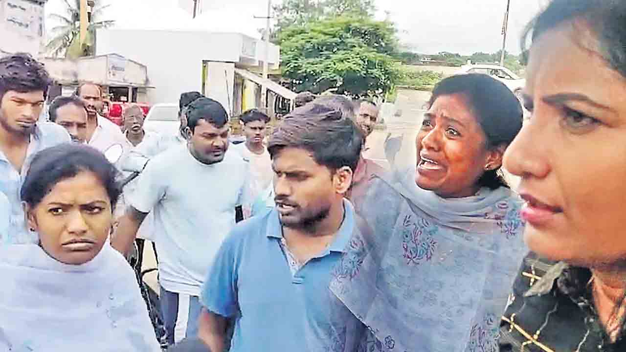 Telangana | సీఎం స్వగ్రామంలో మహిళా జర్నలిస్టులపై దాడి.. 150 మంది చుట్టుముట్టి వికృత ప్రవర్తన