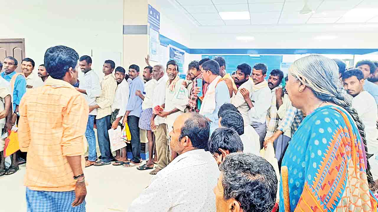 Mahabubabad | ఎవరు ముందొస్తే వారికే రుణమాఫీ.. రోజుకు 30 మంది రైతులకే టోకెన్లు