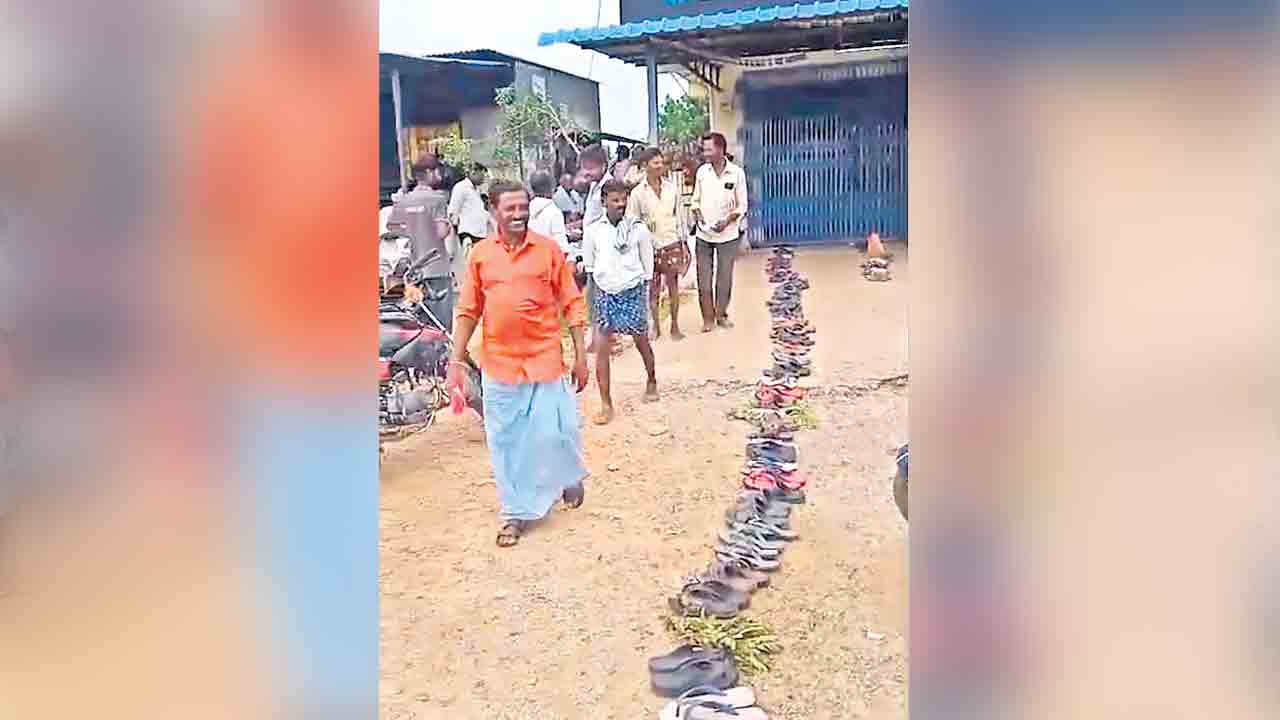 Runa Mafi | మాఫీ అయిందో లేదో తెలుసుకునేందుకు.. బ్యాంకు వద్ద చెప్పులతో క్యూలైన్‌