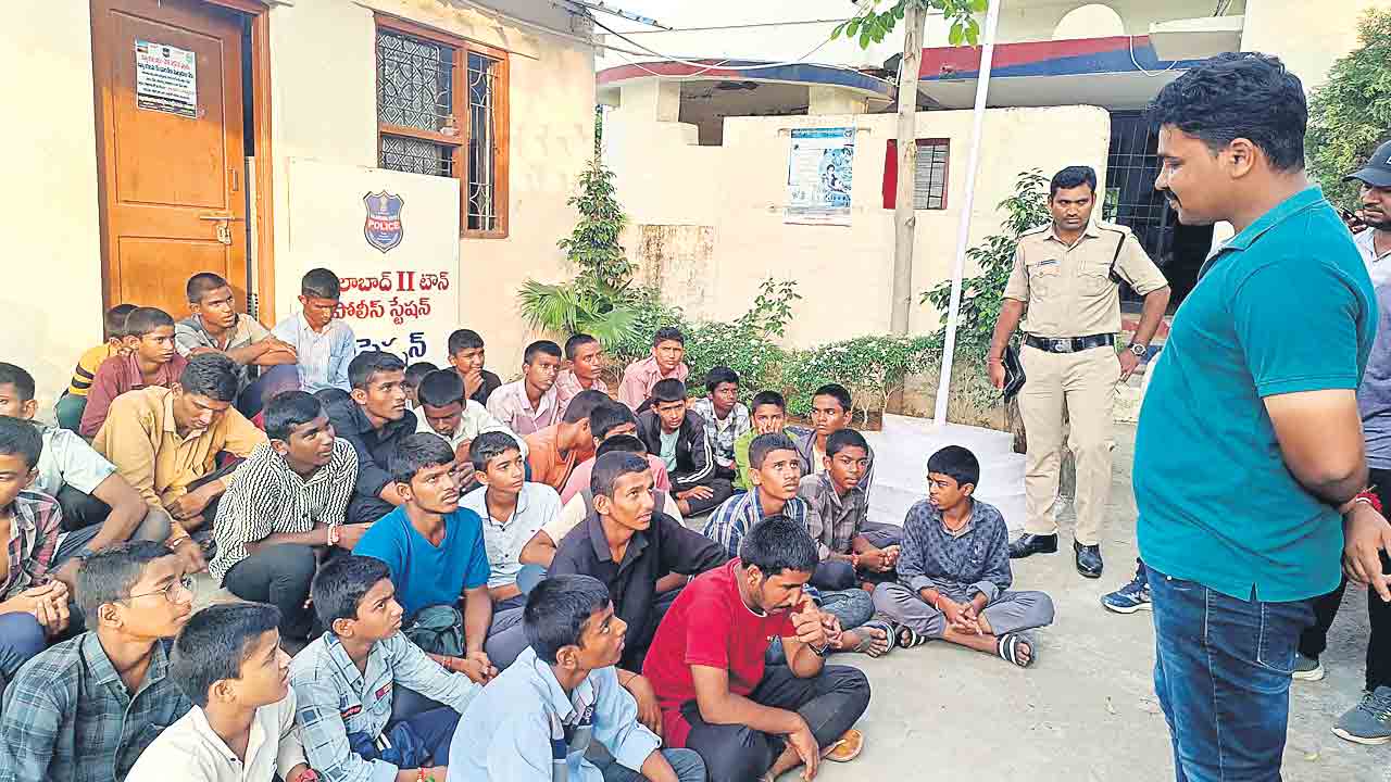 గోడదూకి.. 4 కిలోమీటర్లు నడిచి..