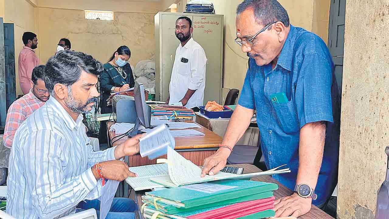 రాజన్న ఆలయంలో ఏసీబీ సోదాలు