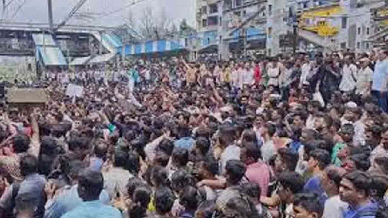 బద్లాపూర్‌ చిన్నారులపై పలుమార్లు వేధింపులు