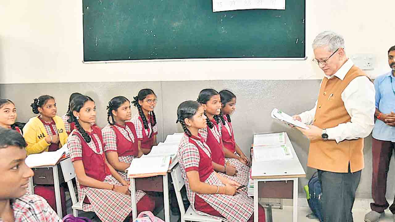 Governor Jishnu Dev Varma | టీచర్‌గా మారిన గవర్నర్‌ జిష్ణుదేవ్‌ వర్మ..