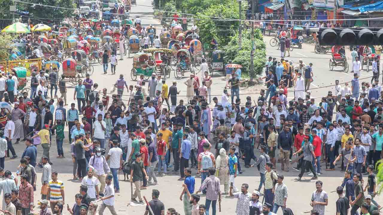 Bangladesh | బంగ్లాలో మళ్లీ అల్లర్లు.. విద్యార్థులు, పారామిలిటరీ సిబ్బంది మధ్య ఘర్షణ