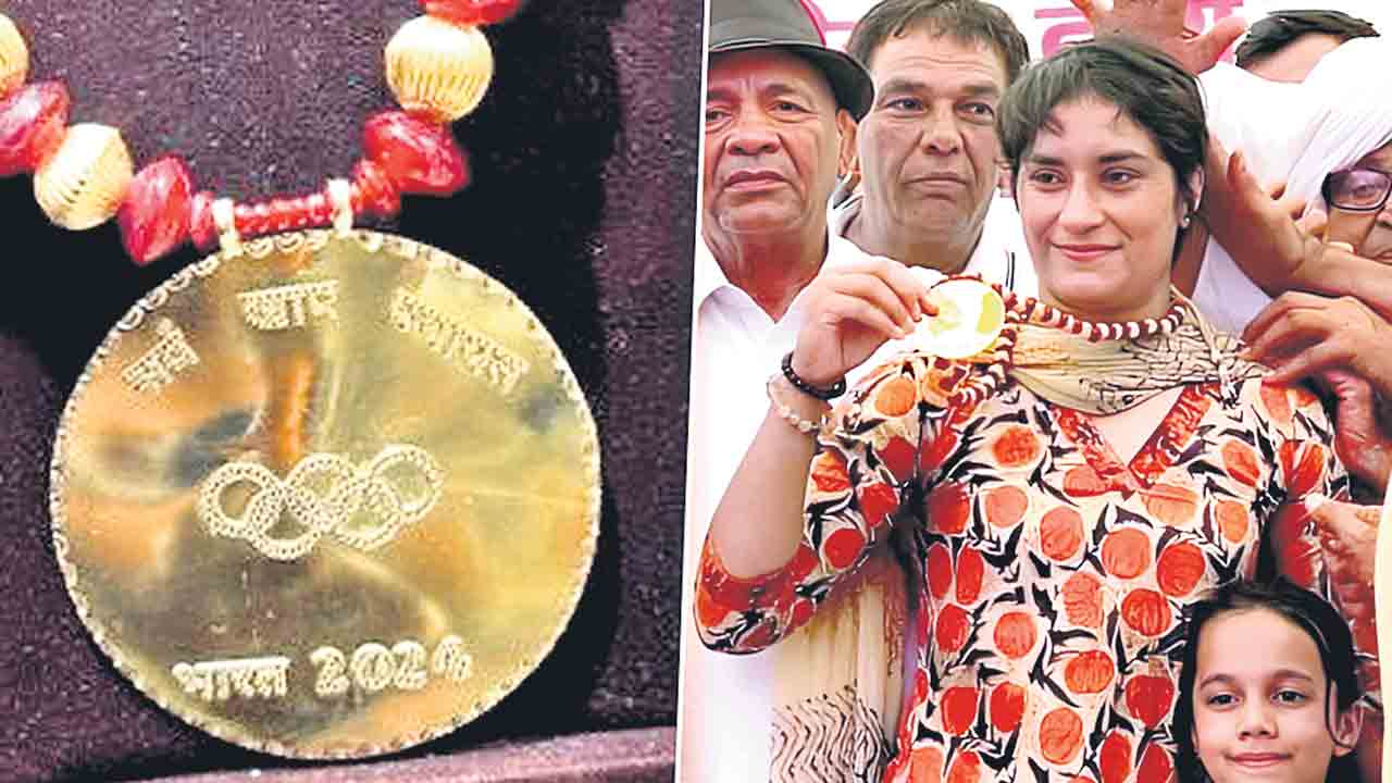 Vinesh Phogat | వినేశ్‌కు స్వర్ణం.. పసిడి పతకం ప్రదానం చేసిన సర్వ్‌ఖాప్‌ పంచాయత్‌ పెద్దలు