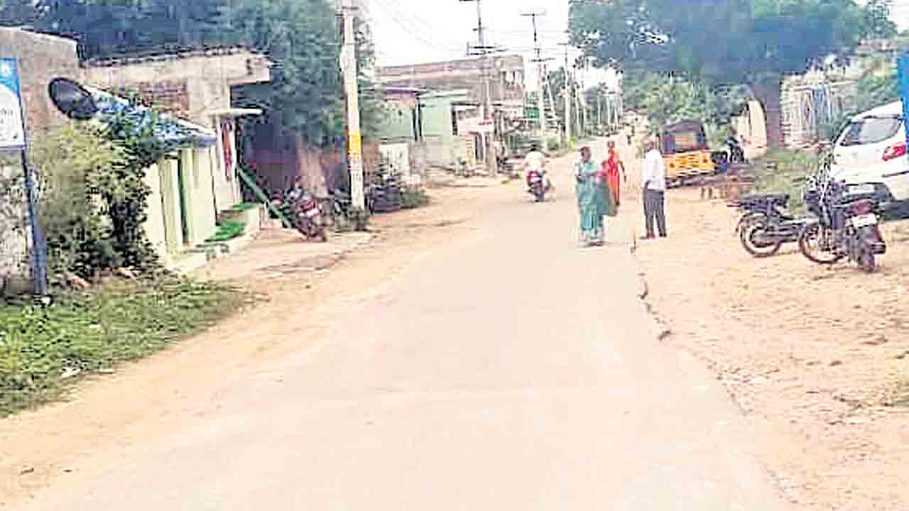 Runa Mafi | ఆ ఊళ్లో ఇద్దరికే రుణమాఫీ.. అప్పు చెల్లించినా బాకీ ఉన్నట్టుగా తప్పుడు రికార్డులు!