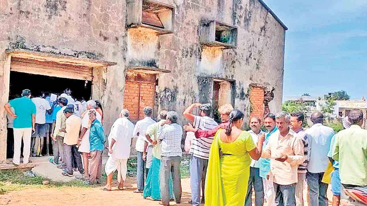 యూరియా కోసం రైతుల క్యూ