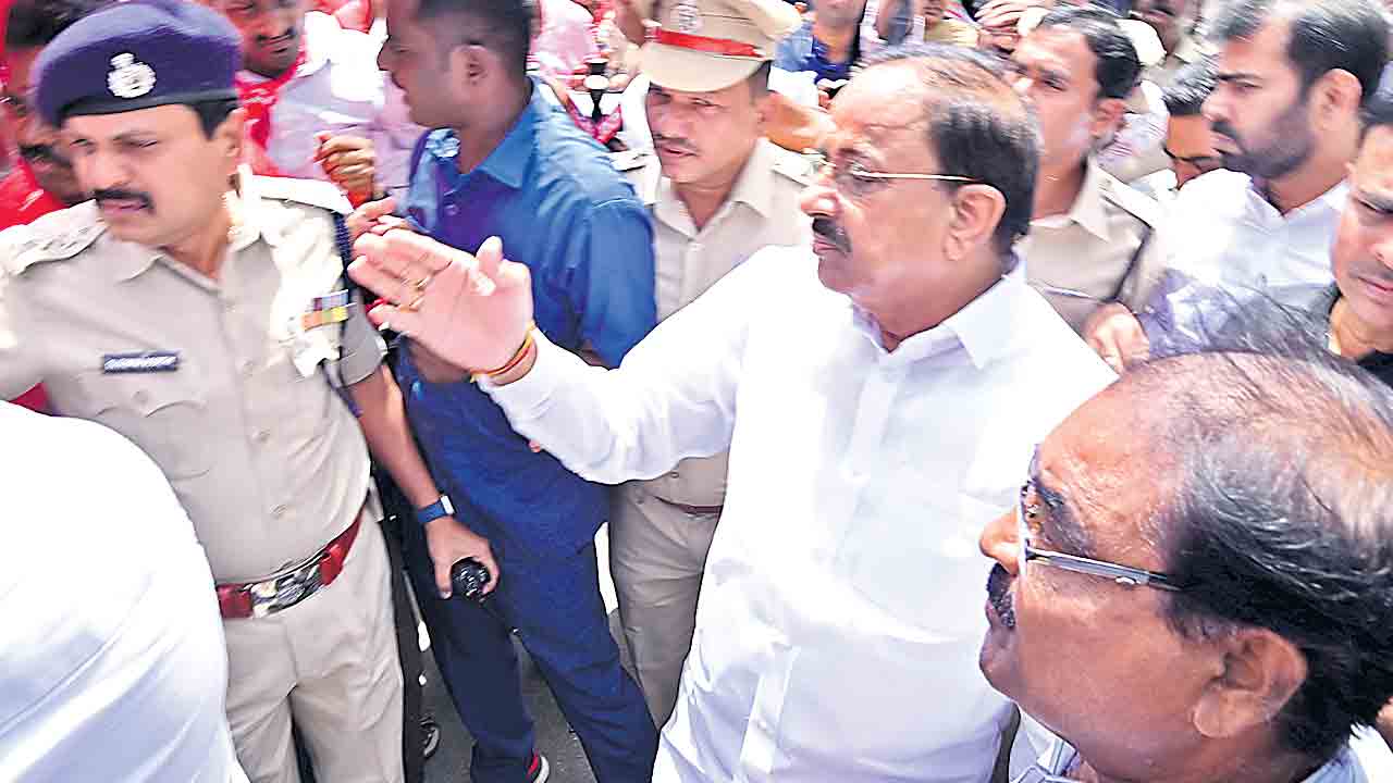 మంత్రి ఉక్కిరి బిక్కిరి