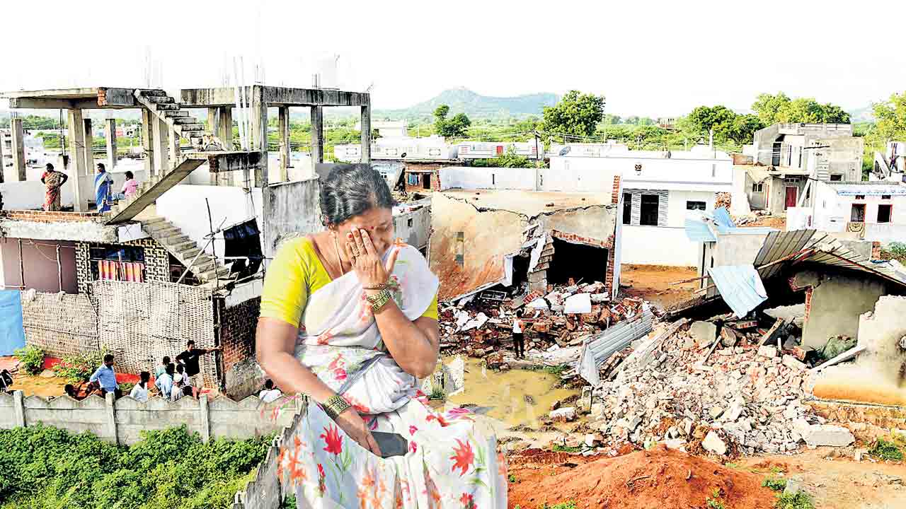 Mahabubnagar | దివ్యాంగుల ఇండ్లపైకి బుల్డోజర్‌.. రెవెన్యూ అధికారుల హైడ్రా అవతారం