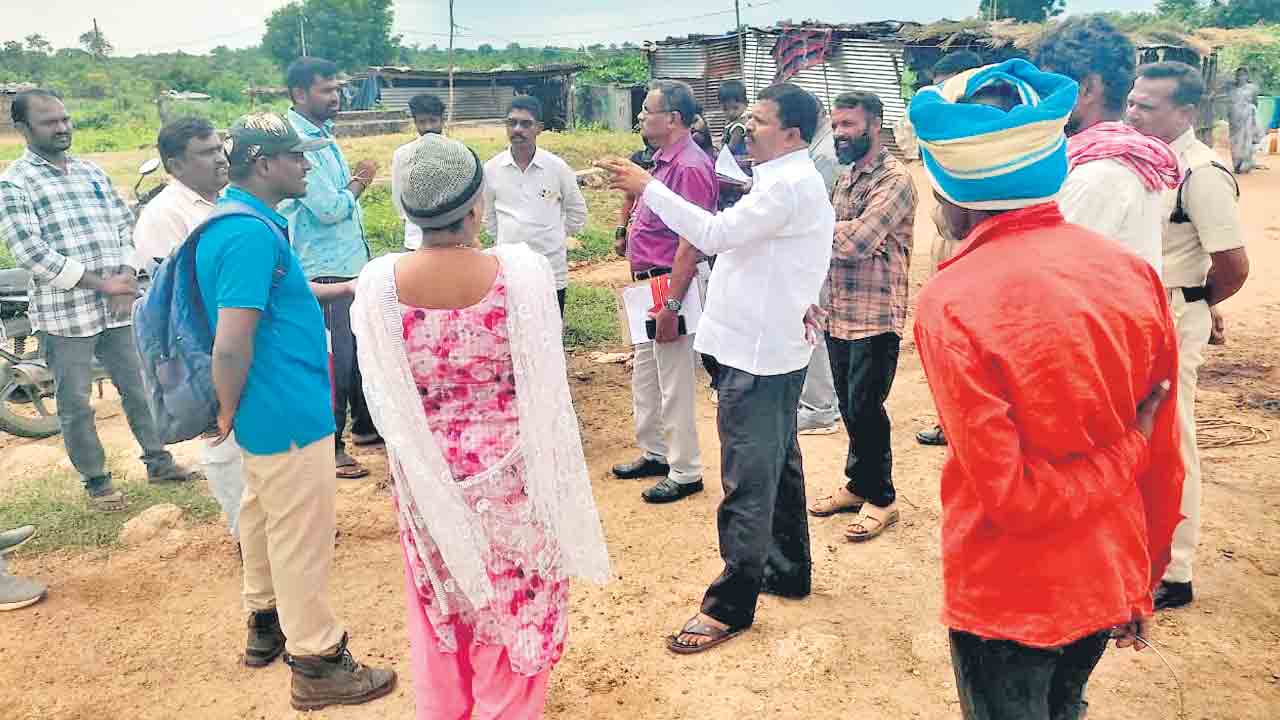 ఇండ్ల కూల్చివేతలపై లోకాయుక్త కమిటీ విచారణ