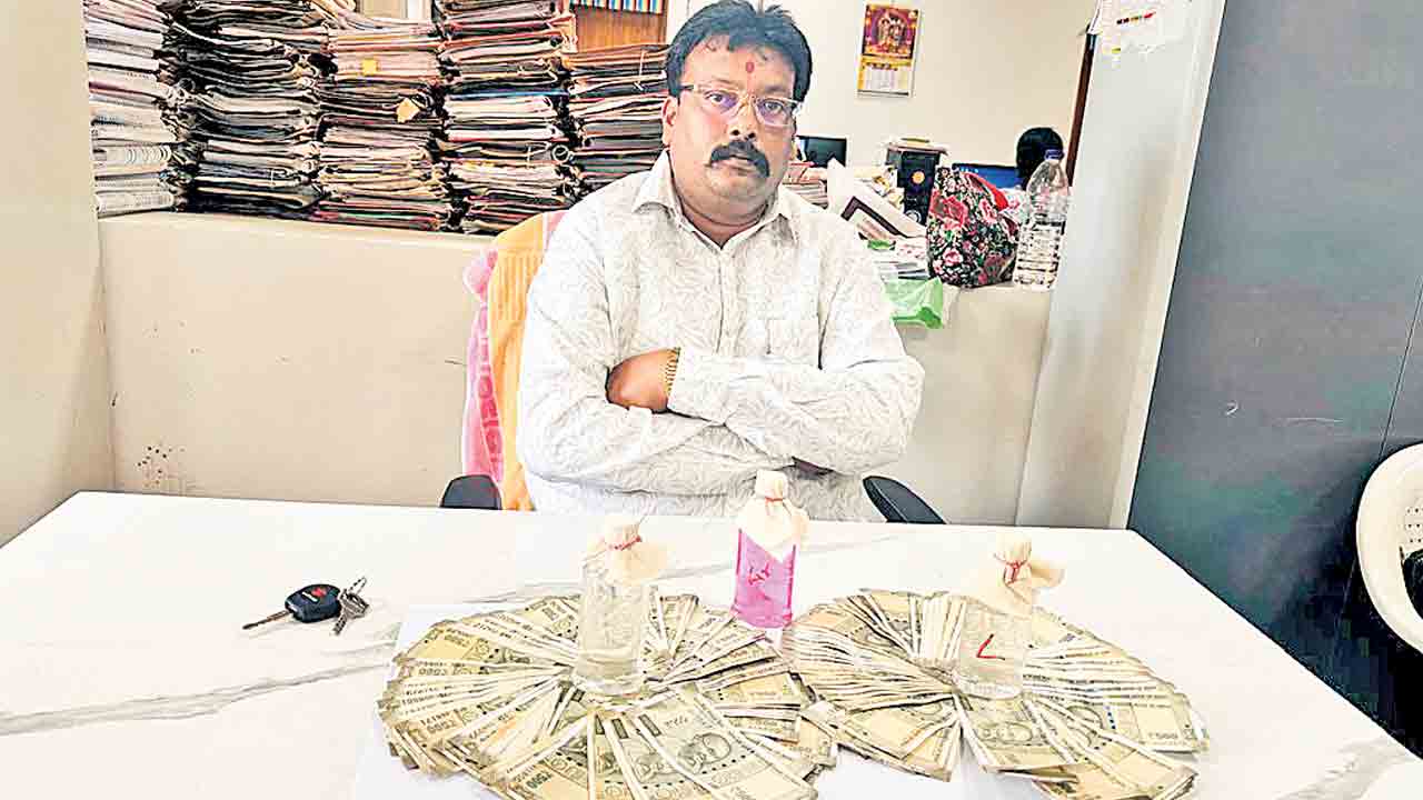 మేడ్చల్‌ కలెక్టరేట్‌లో ఏసీబీ దాడి