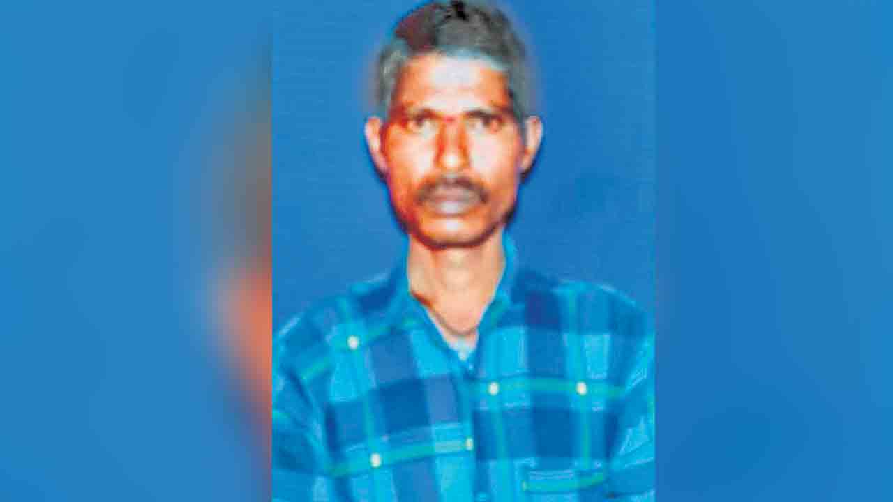 భూమి తక్కువ ఇచ్చారని రైతు ఆత్మహత్య