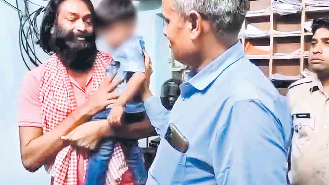 కిడ్నాపర్‌ను వదిలి రాని బాలుడు!