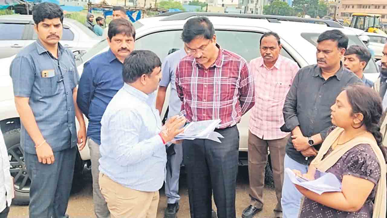 అక్రమ నిర్యాణాలపై ఆరా