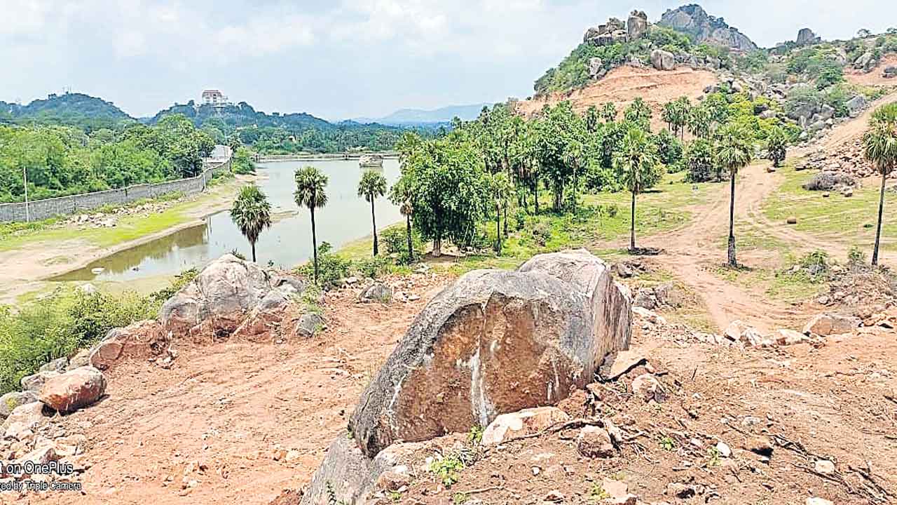 కళ్లెం వేస్తున్న పెద్దలెవరు?