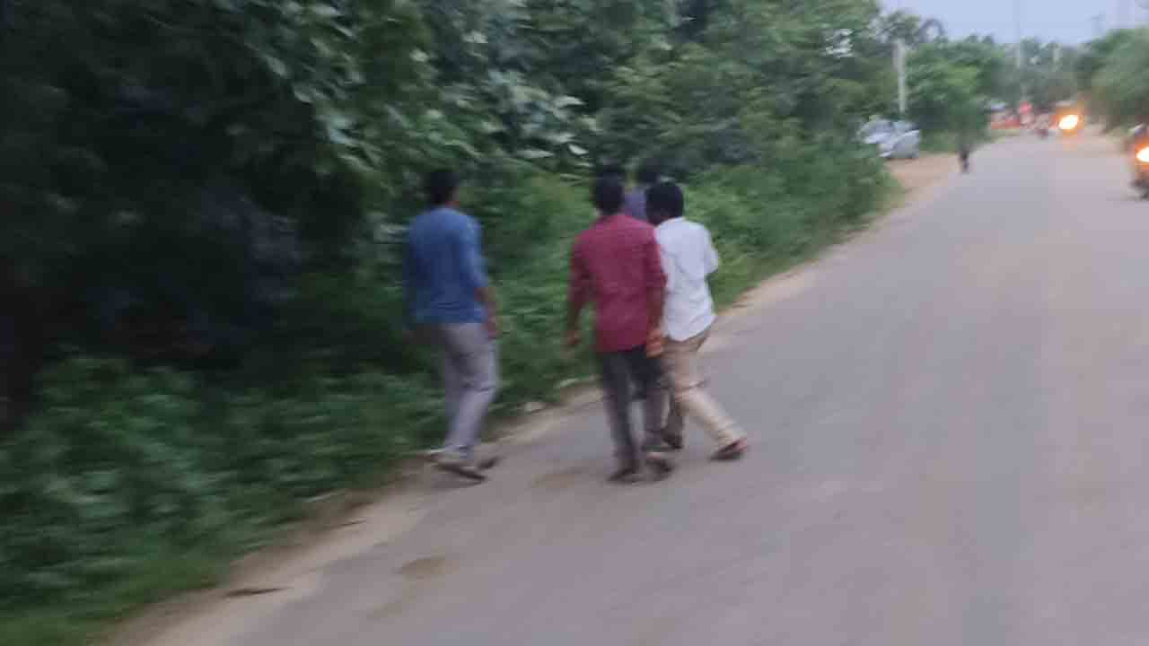 వైన్స్‌ నిర్వాహకుల దాడి