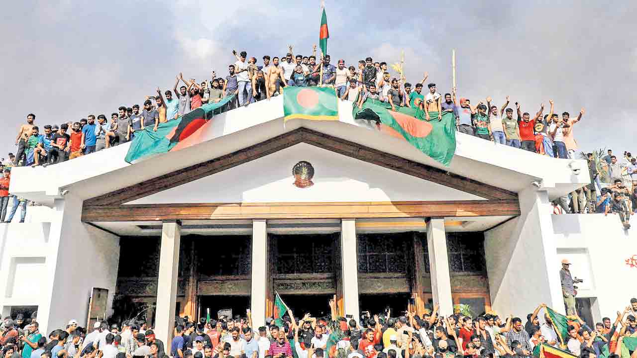 Bangladesh | బంగ్లాదేశ్‌లో సైనిక తిరుగుబాటు.. ఆర్మీ అల్టిమేటంతో ప్రధాని పదవికి షేక్‌ హసీనా రాజీనామా