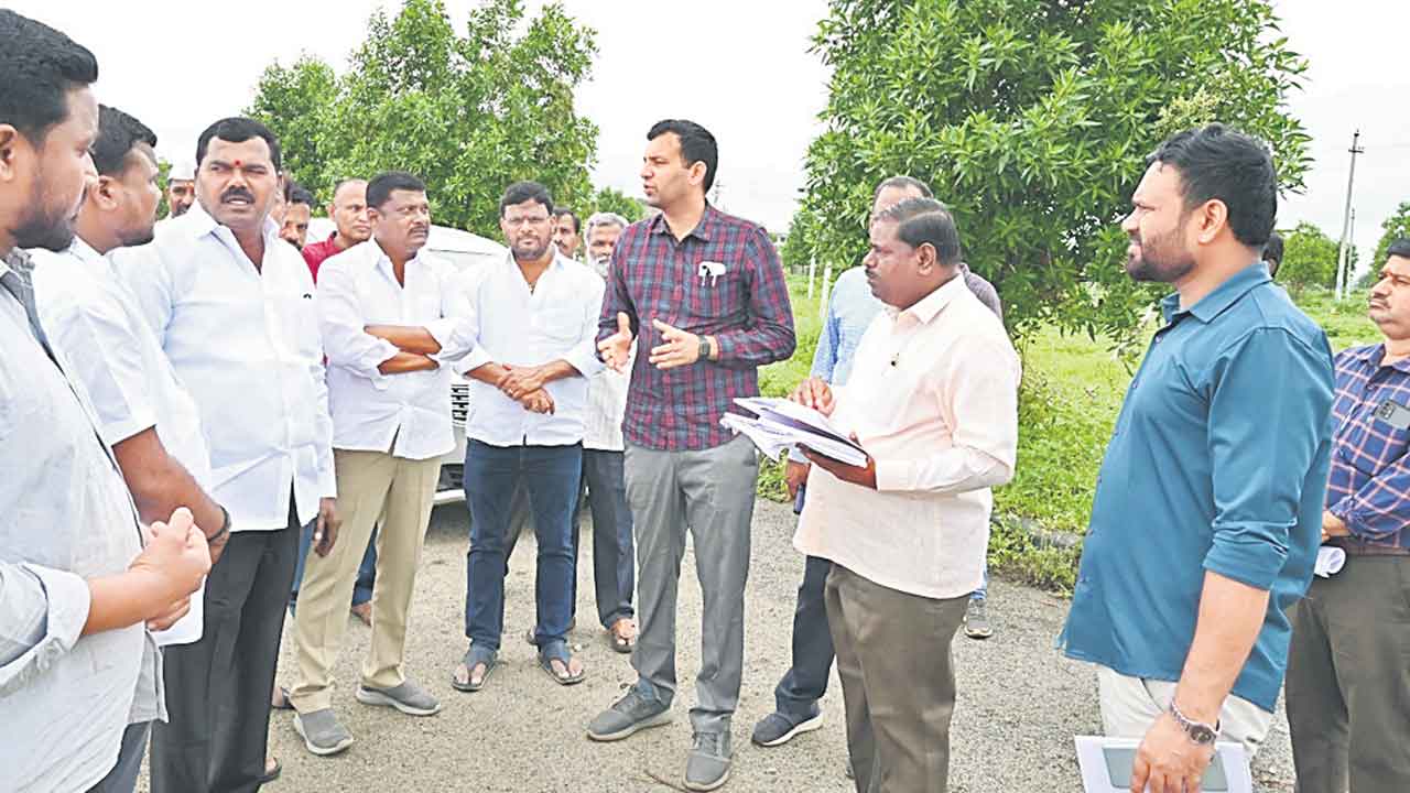 పార్కులలో సదుపాయాలు కల్పించాలి