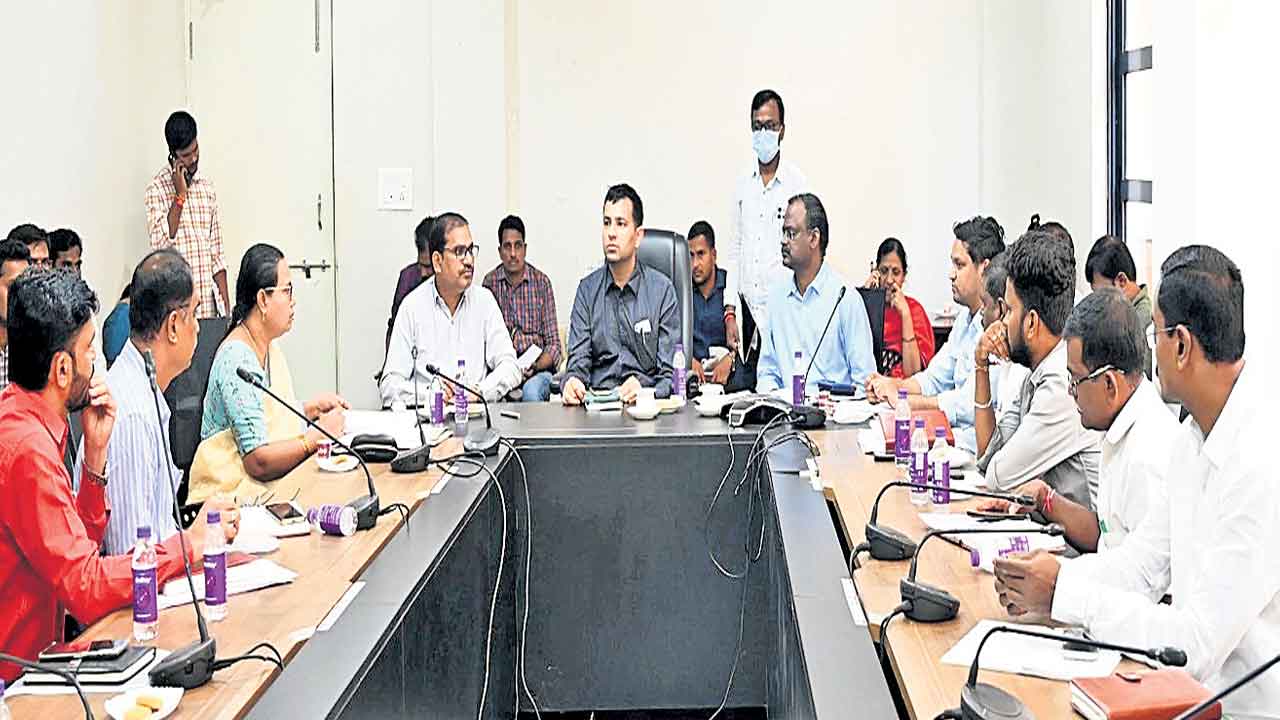 పెండింగ్‌ దరఖాస్తుల పరిశీలనకు ప్రత్యేక బృందం